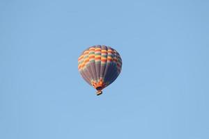 globo aerostático sobre la ciudad de goreme foto