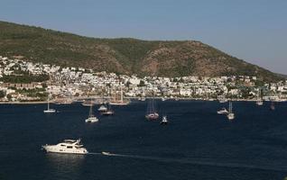 ciudad de bodrum en la costa egea de turquía foto