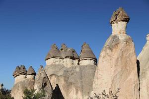 formaciones rocosas en el valle de los monjes pasabag, capadocia, nevsehir, turquía foto