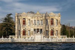 Palacio de Kucuksu en la ciudad de Estambul, Turquía foto