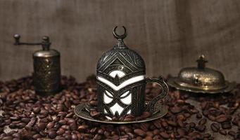 granos de café tostados y café turco foto