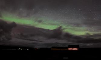 aurora boreal sobre islandia foto