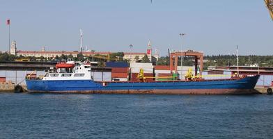 buque de carga cargando en un puerto comercial foto