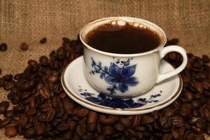 granos de café tostados y café turco foto