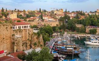 barcos en el puerto de antalya, turquía foto