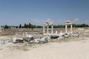 ruinas en la ciudad antigua de hierápolis, turquía foto