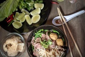 sopa de sangre de fideos al estilo tailandés, fideos de barco, plato delicioso, sopa de fideos tailandesa famosa. los pueblos tailandeses llaman fideos de barco. foto