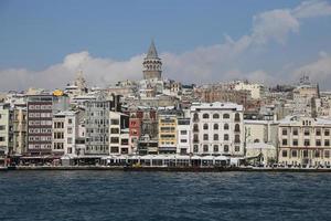 torre karakoy y galata en la ciudad de estambul foto