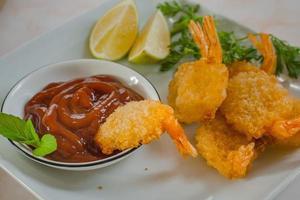 ligeramente empanizados y luego fritos, esta receta clásica de camarones fritos es completamente adictiva foto