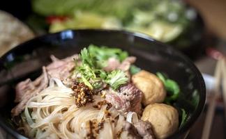 sopa de sangre de fideos al estilo tailandés, fideos de barco, plato delicioso, sopa de fideos tailandesa famosa. los pueblos tailandeses llaman fideos de barco. foto