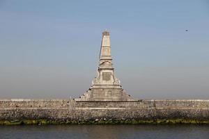 monumento frente a la estación de tren de haydarpasa en la ciudad de estambul foto