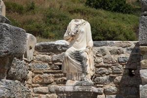 estatua en la ciudad antigua de efeso foto