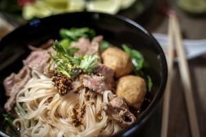 sopa de sangre de fideos al estilo tailandés, fideos de barco, plato delicioso, sopa de fideos tailandesa famosa. los pueblos tailandeses llaman fideos de barco. foto