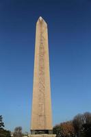 obelisco de teodosio en la ciudad de estambul, turquía foto