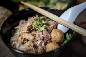 sopa de sangre de fideos al estilo tailandés, fideos de barco, plato delicioso, sopa de fideos tailandesa famosa. los pueblos tailandeses llaman fideos de barco. foto