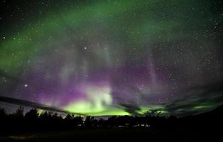 aurora boreal sobre islandia foto