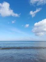 ambiente de playa por la mañana con un cielo azul brillante en la isla de lombok, indonesia foto