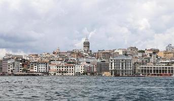 torre karakoy y galata en la ciudad de estambul foto