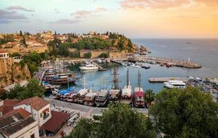 barcos en el puerto de antalya, turquía foto