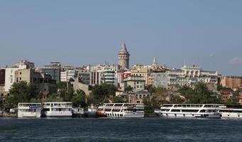 torre karakoy y galata en la ciudad de estambul foto