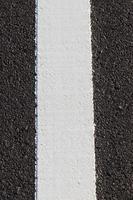 línea blanca en la nueva carretera asfaltada foto