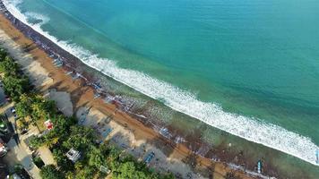 ciamis, java occidental-indonesia, 12 de mayo de 2022 - hermosa vista aérea panorámica de la playa de pangandaran. foto