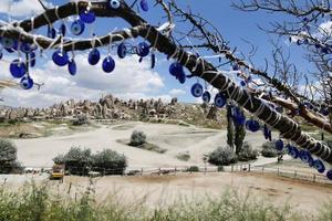 vista de capadocia con cuentas de mal de ojo foto