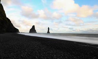 reynisdrangar playa de arena negra en islandia foto