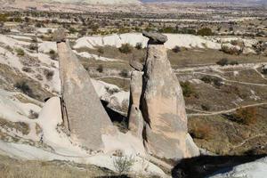 tres bellezas chimeneas de hadas en la ciudad de urgup, capadocia, nevsehir, turquía foto