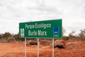 brasilia, brasil 10 de agosto de 2022 una de las entradas al parque natural burle marx en la sección noroeste de brasilia, conocida como noroeste foto