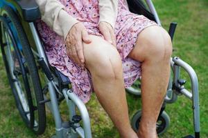 Paciente anciana asiática con cirugía de reemplazo de rodilla con cicatriz en el hospital. foto