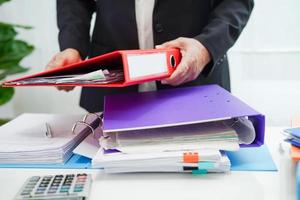 mujer de negocios ocupada trabajando con documentos en la oficina. foto