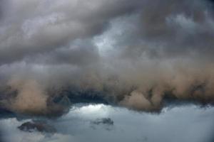 nubes de tormenta de tormenta negra en un día de verano. hermosa terrible tormenta. foto