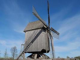 antiguo molino de viento en westfalia foto