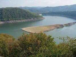 Waldeck con el gran embalse de agua en Alemania foto