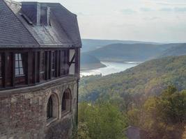 Waldeck con el gran embalse de agua en Alemania foto