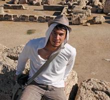 joven con sombrero en una antigua ruina romana en baalbek, líbano foto