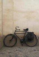 bicicleta vintage apoyada contra una pared foto