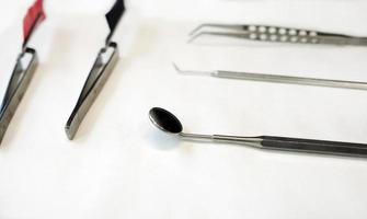 herramientas de dentista listas en la bandeja en el consultorio del dentista foto