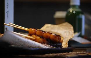 comida callejera japonesa - albóndigas mochi en un palo foto