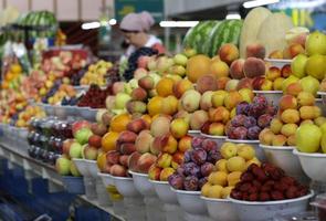 sección de frutas del famoso bazar verde en alamty, kazajstán foto