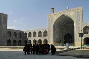 isfahan, irán - 15 de junio de 2018 - un grupo de mujeres jóvenes se reúne en la plaza de la mezquita jameh en isfahan, irán, en un día soleado. foto