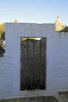 puerta de madera a un trulli en alberobello, italia foto