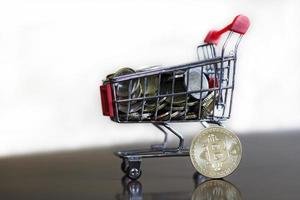 moneda criptográfica - bitcoin y carrito de compras foto