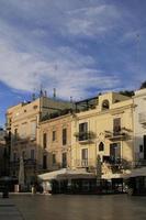 casco antiguo de bari al amanecer foto