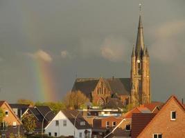 iglesia con un arcoiris foto