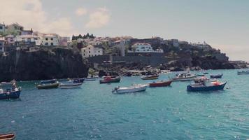 barche e navi in mare vicino al villaggio sull'oceano video