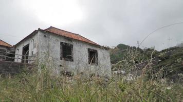 edificio de piedra simple abandonado aislado en un campo video