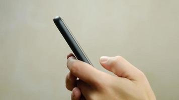 femele tapant un message sur un gros plan de téléphone noir. images FullHD de haute qualité video