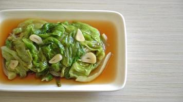 laitue iceberg sautée avec sauce aux huîtres - style d'aliments sains video